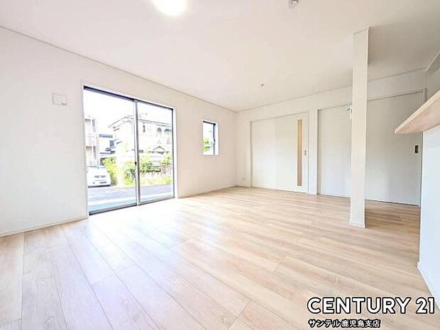 15.8帖のリビングです♪明るく、落ち着きのあるリビング♪ダイニングスペースも含めてゆとりのあるスペースで、ご家族でお食事や団らんしたり、ゆったりとしたご家族の時間を過ごせます♪