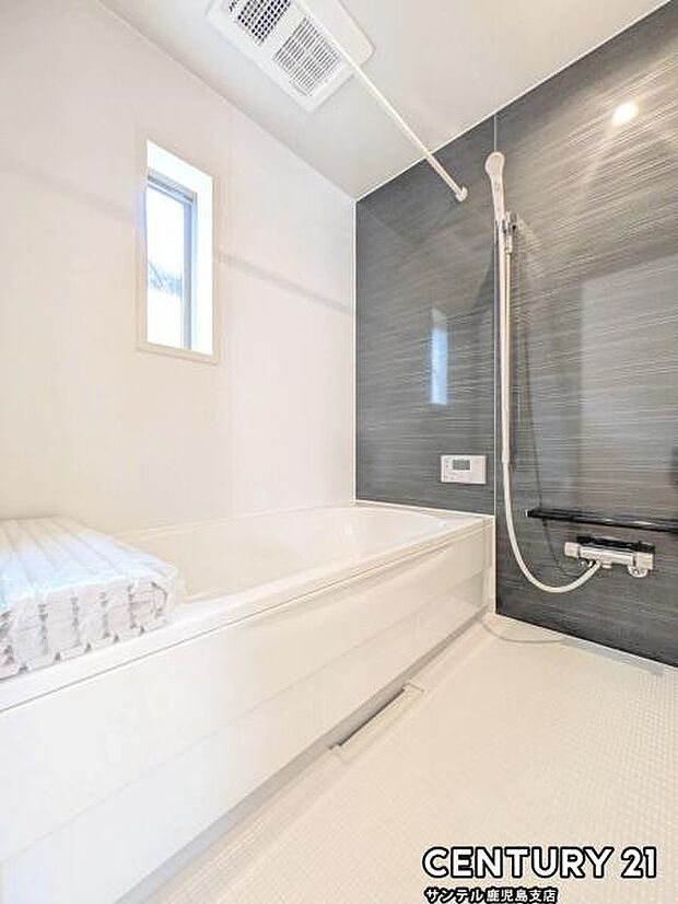 1日の疲れもゆっくり取ることのできる広々とした1坪タイプのシステムバス♪浴室乾燥、涼風、暖房、換気システムが付いておりますので、快適なバスタイムを過ごせます♪