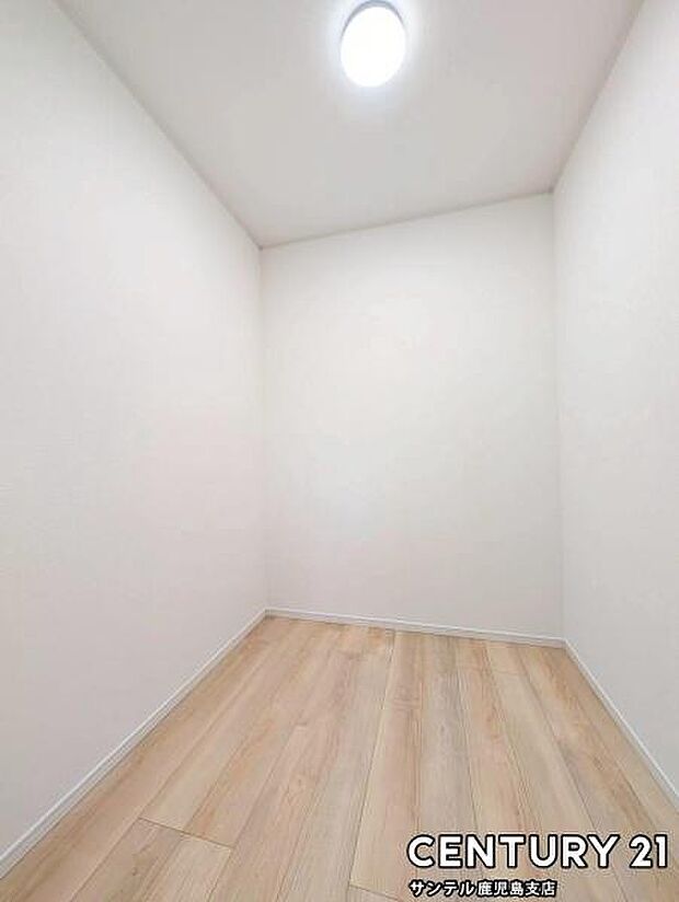 6.7帖洋室のウォークインクローゼット♪丈の長いコートやスーツ、衣装ケースなどもクローゼットにそのまま収納でき、お洋服選びが楽しくなりますね♪