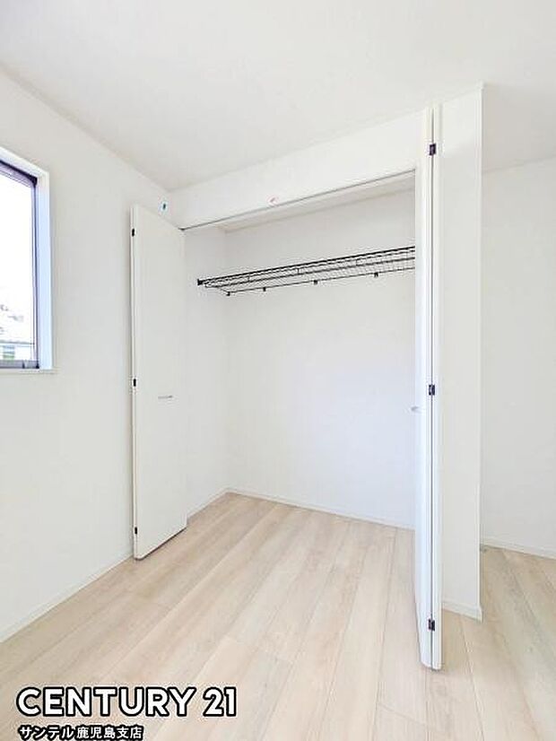 6帖洋室のクローゼットです♪丈の長いコートやお子様の制服、スーツなど収納でき、お洋服選びが楽しくなりますね♪