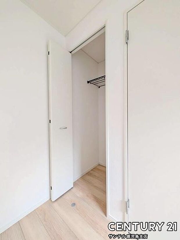 4.3帖洋室のクローゼットです♪丈の長いコートやお子様の制服、スーツなど収納でき、お洋服選びが楽しくなりますね♪