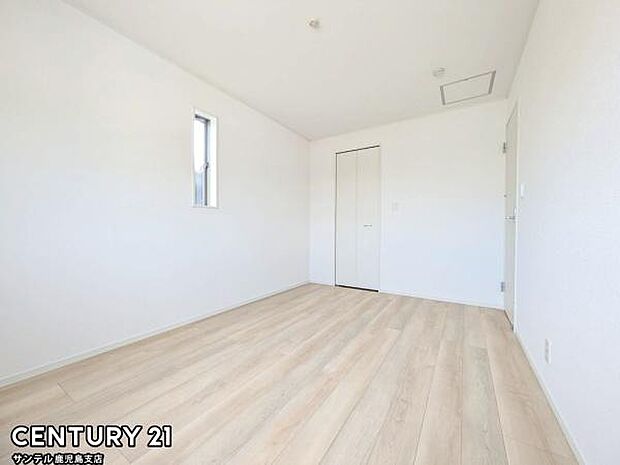 6.7帖の洋室です♪大きな寝具などを置いてもゆとりがあります♪しっかり日が差し込みますので気持ちの良い目覚めができる素敵な洋室になります♪