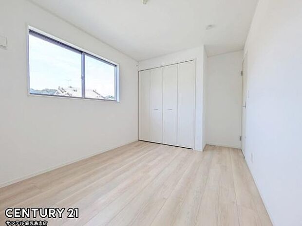 6帖の洋室です♪しっかり日が差し込みますので気持ちの良い目覚めができる素敵な洋室になります♪子供部屋にも十分使える仕様の洋室になっております♪