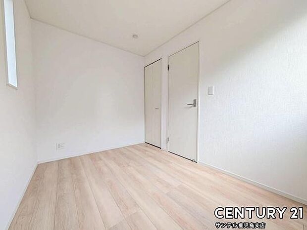 4.3帖の洋室です♪しっかり日が差し込みますので気持ちの良い目覚めができる素敵な洋室になります♪子供部屋にも十分使える仕様の洋室になっております♪