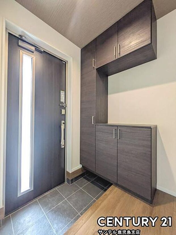 玄関!ご新居への出入り口になる明るい玄関には、たくさんの靴を収納できるシューズボックスが付いております♪いつも清潔感のあるすっきりとした玄関スペースを確保できますよ♪