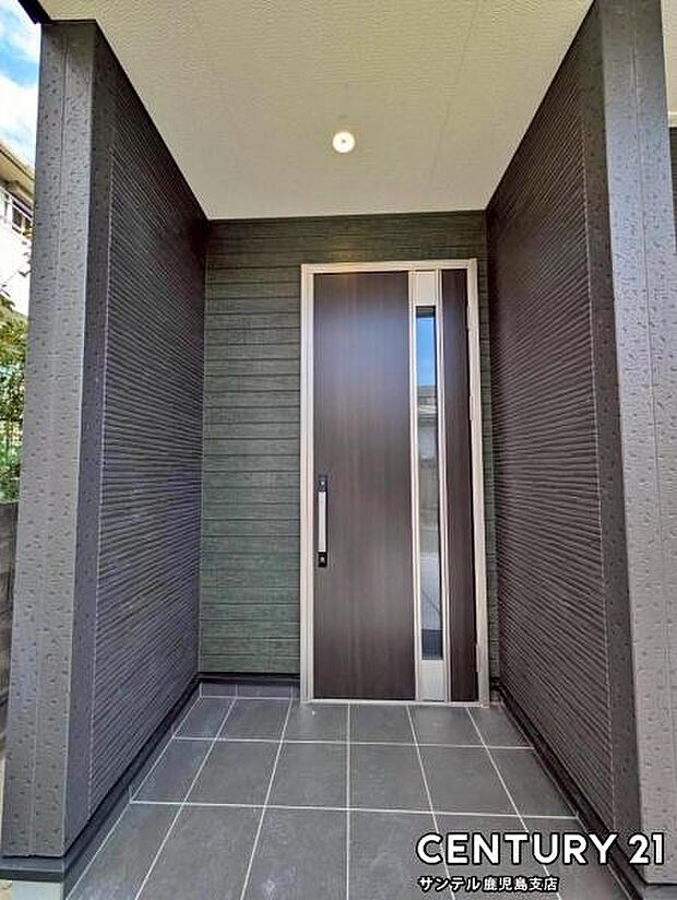 玄関ドアは、便利なスマートキー対応タイプ♪鍵がポケットやバッグの中に入れっぱなしでも解錠・施錠が可能です♪