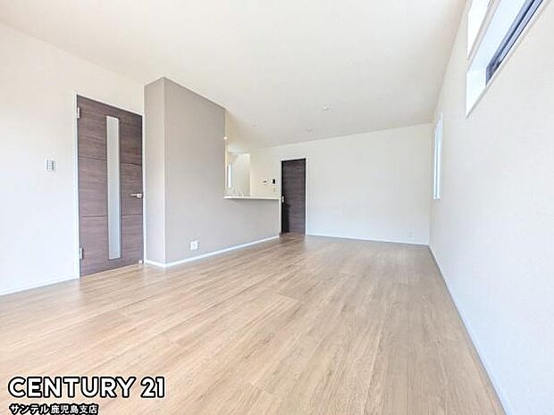 17帖のリビング♪カウンターキッチンからリビングにいるご家族やお子様の様子が見えるので、コミュニケーションがとりながら、ご家族の大切な時間を共有できるリビングスペースです♪