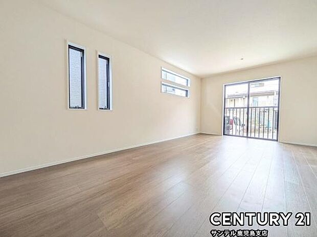 17帖のリビングです♪明るく、落ち着きのあるリビング♪ダイニングスペースも含めてゆとりのあるスペースで、ご家族でお食事や団らんしたり、ゆったりとしたご家族の時間を過ごせます♪