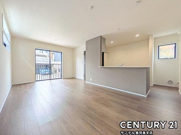 17帖のリビング♪カウンターキッチンからリビングにいるご家族やお子様の様子が見えるので、コミュニケーションがとりながら、ご家族の大切な時間を共有できるリビングスペースです♪