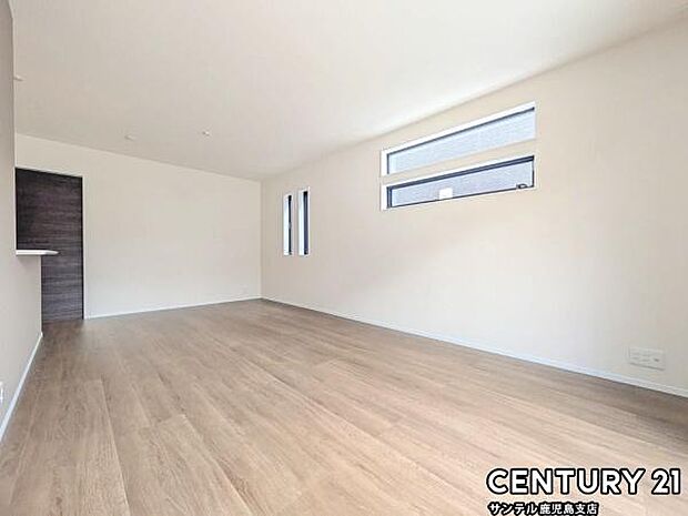 17帖のリビングです♪明るく、落ち着きのあるリビング♪ダイニングスペースも含めてゆとりのあるスペースで、ご家族でお食事や団らんしたり、ゆったりとしたご家族の時間を過ごせます♪