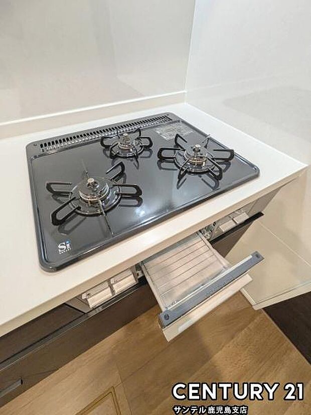 グリル付きガスコンロ!3口全てに温度センサーが付き、高温炒め機能付きで片面焼きグリルも搭載!。消し忘れ消火機能付き、安全で機能的なガスコンロ♪