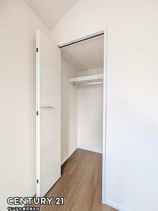 6.2帖洋室のクローゼットです♪丈の長いコートやお子様の制服、スーツなど収納でき、お洋服選びが楽しくなりますね♪