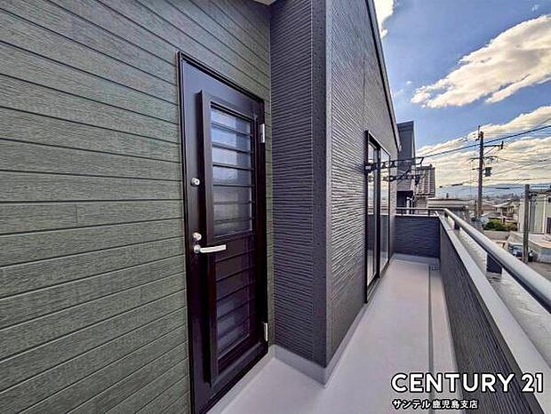 洗濯物干し金具が付いているので、ぽかぽかした天気の良い日は、洗濯物を外で干すことが出来ます♪