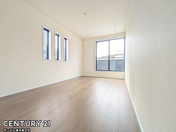 7.2帖の洋室です♪バルコニーとつながる洋室となっており、しっかり日が差し込みますので気持ちの良い目覚めができる素敵なお部屋です♪