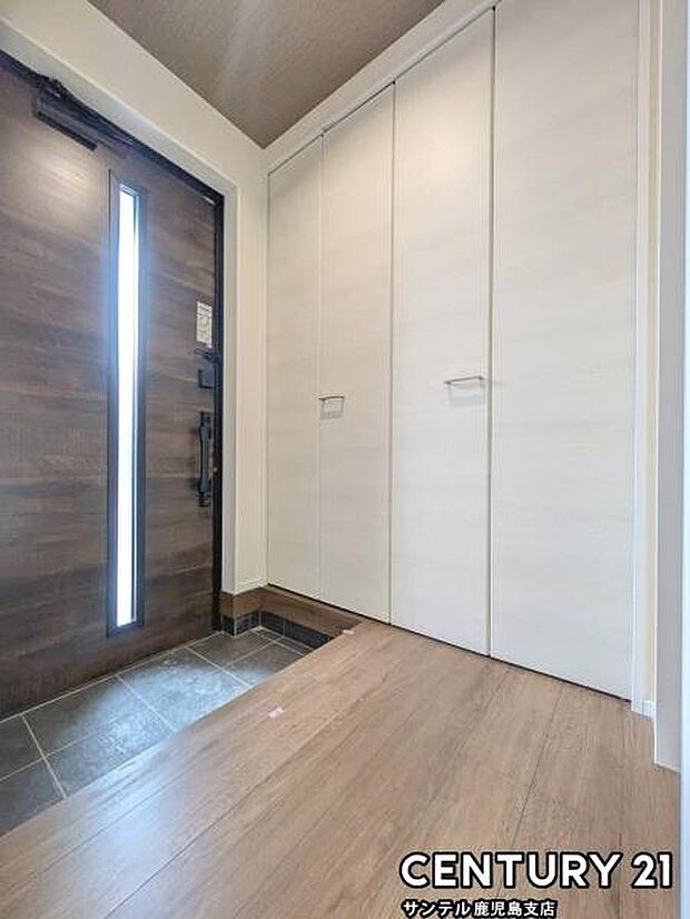 玄関!ご新居への出入り口になる明るい玄関には、たくさんの靴を収納できるシューズボックスが付いております♪いつも清潔感のあるすっきりとした玄関スペースを確保できますよ♪