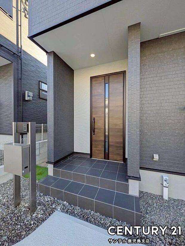 玄関ドアは、便利なスマートキー対応タイプ♪鍵がポケットやバッグの中に入れっぱなしでも解錠・施錠が可能です♪