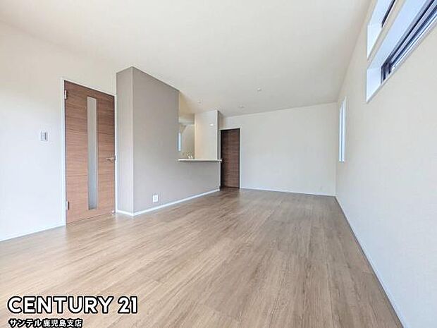 17帖のリビング♪カウンターキッチンからリビングにいるご家族やお子様の様子が見えるので、コミュニケーションがとりながら、ご家族の大切な時間を共有できるリビングスペースです♪