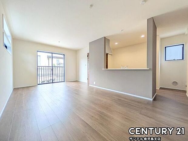 17帖のリビング♪カウンターキッチンからリビングにいるご家族やお子様の様子が見えるので、コミュニケーションがとりながら、ご家族の大切な時間を共有できるリビングスペースです♪