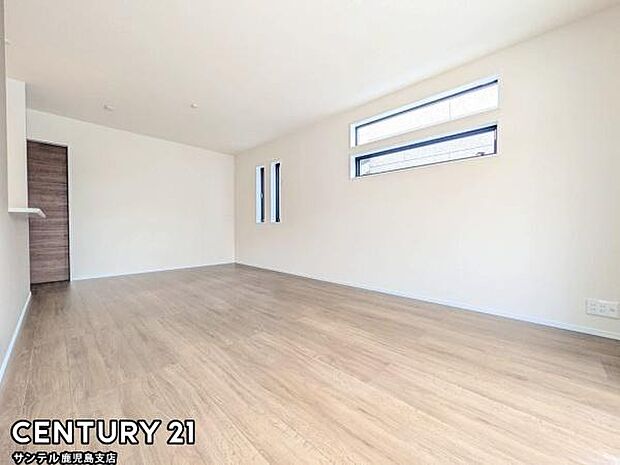 17帖のリビングです♪明るく、落ち着きのあるリビング♪ダイニングスペースも含めてゆとりのあるスペースで、ご家族でお食事や団らんしたり、ゆったりとしたご家族の時間を過ごせます♪