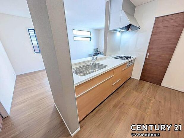 キッチン!シンプルで使いやすい設計のキッチン♪そしてカウンターキッチンなので、リビングいるご家族と会話を楽しみながらお料理ができます♪オプションで食洗器を付けることができます♪