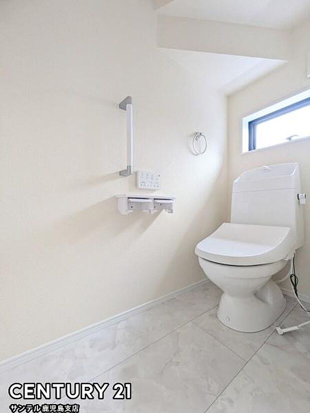 1階のウォシュレットが付いた落ち着いた空間のお手洗いになります♪