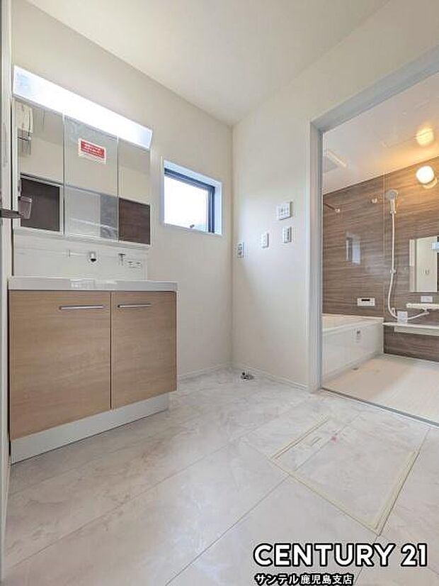 洗面脱衣所!窓の付いた清潔感のあるシンプルな洗面脱衣所♪洗面台は、三面鏡の裏も収納スペースが付いており、シャワーヘッド付き!