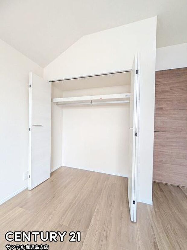 6.2帖洋室のクローゼットです♪丈の長いコートやお子様の制服、スーツなど収納でき、お洋服選びが楽しくなりますね♪