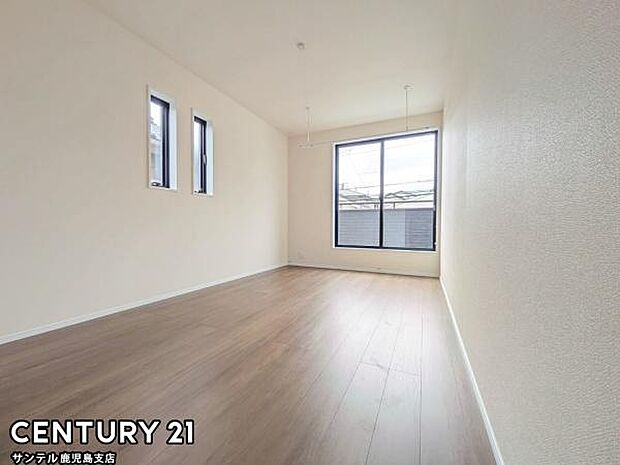 7.2帖の洋室です♪バルコニーとつながる洋室となっており、しっかり日が差し込みますので気持ちの良い目覚めができる素敵なお部屋です♪