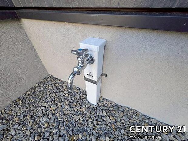 立水栓です!お庭や外回りでの作業に便利な立水栓を完備。ガーデニングや洗車、外掃除など、日常的に使えるので生活が便利に!清掃や水やりがスムーズに行えます。