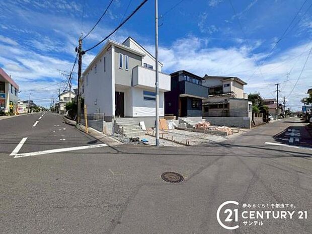 前面道路から撮影した現地写真です♪