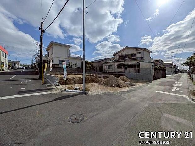 前面道路から撮影した現地写真です♪