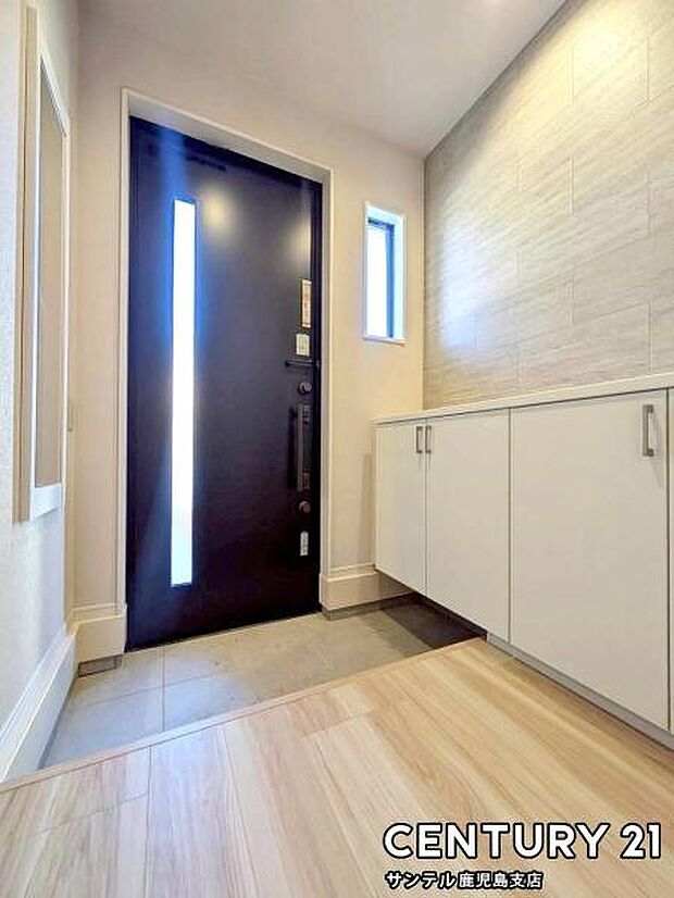 ご新居への出入り口になる明るい玄関には、たくさんの靴を収納できるシューズボックスが付いております♪いつも清潔感のあるすっきりとした玄関スペースを確保できますよ♪