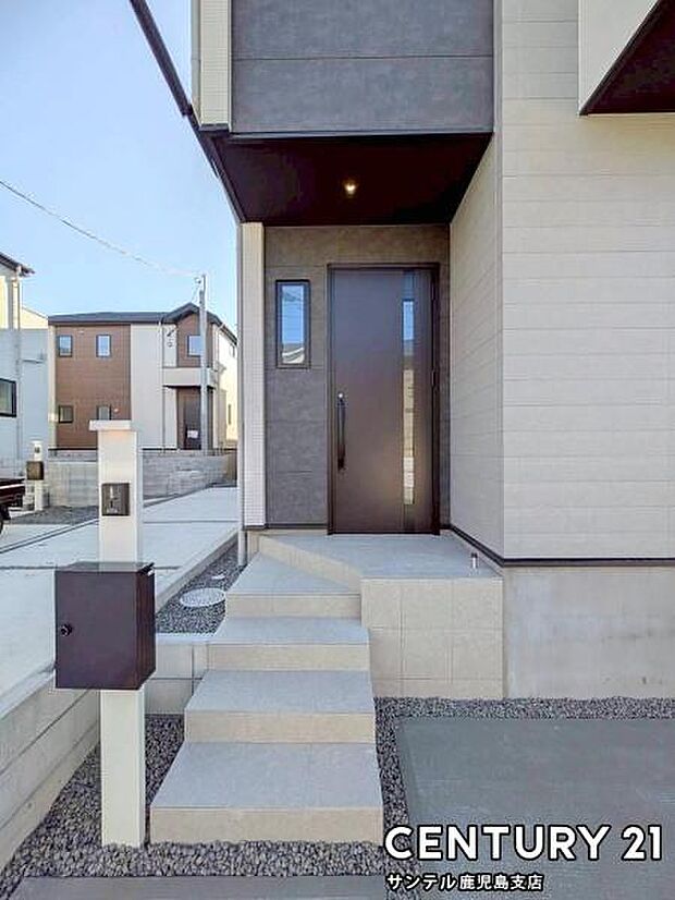 セキュリティ面でも安心なダブルロックドア玄関です♪屋根があるので、ちょっとした雨の日でも焦ることなく鍵や傘の開け閉めができます♪