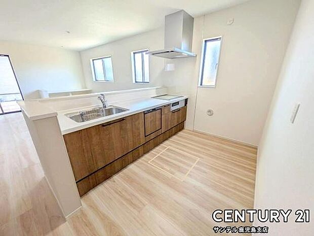 シンプルで使いやすい設計のキッチン♪そしてカウンターキッチンなので、リビングいるご家族と会話を楽しみながらお料理ができます♪標準で食洗器が付いています♪