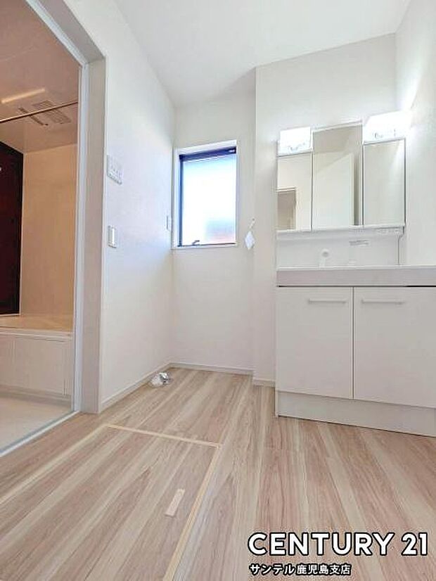 窓の付いた清潔感のあるシンプルな洗面脱衣所♪洗面台は、三面鏡の裏も収納スペースが付いており、シャワーヘッド付き！