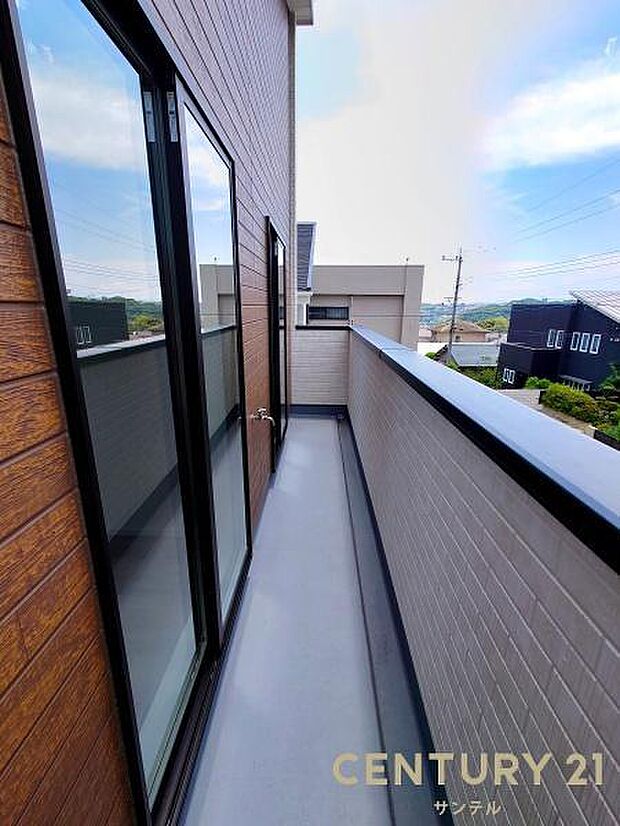 （同仕様モデル）ぽかぽかした天気の良い日はバルコニーで洗濯物を外で干すことが出来ます♪