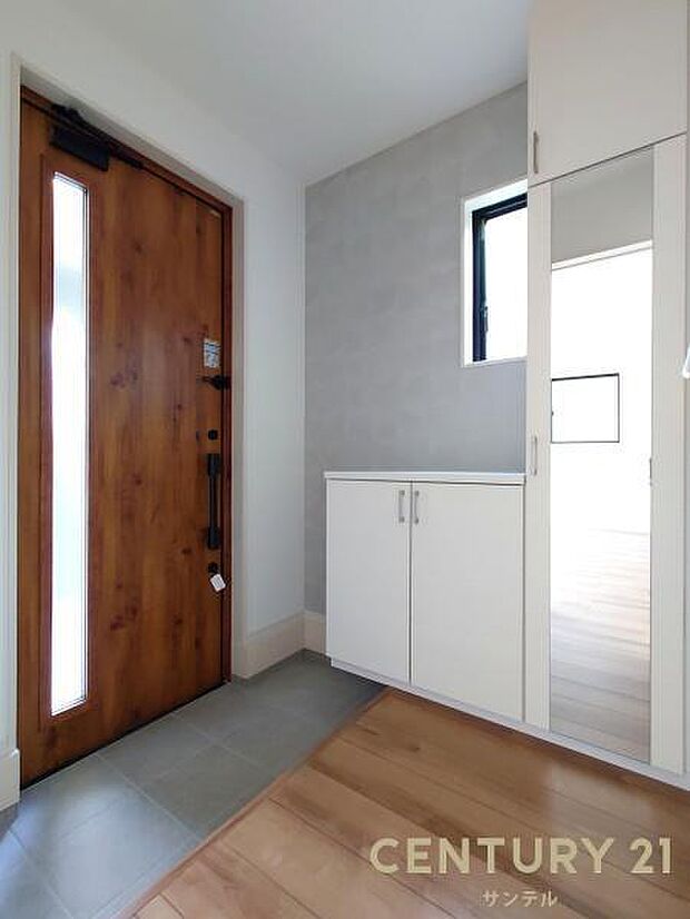 (同仕様モデル写真)玄関！ご新居への出入り口になる明るい玄関には、たくさんの靴を収納できるシューズボックスが付いております♪いつも清潔感のあるすっきりとした玄関スペースを確保できますよ♪