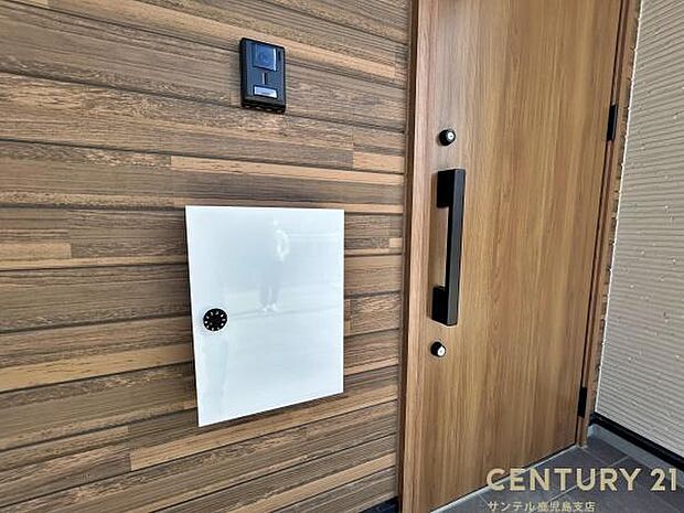 （同仕様モデル写真）ダイヤルロック付きのポストで安心♪雨でも濡れにくい仕様になっておりますよ♪