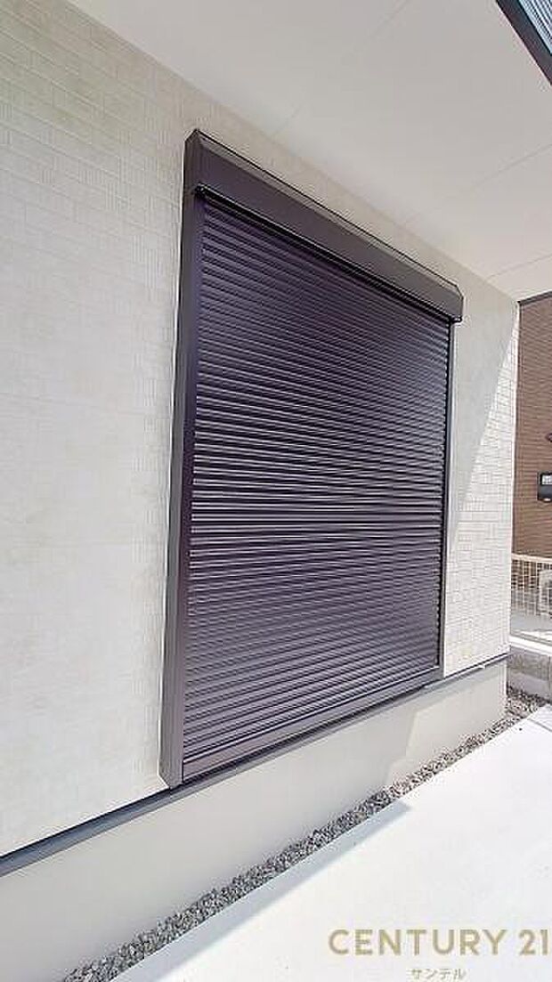 （同仕様モデル写真）シャッター雨戸が付いており防犯面も安心♪