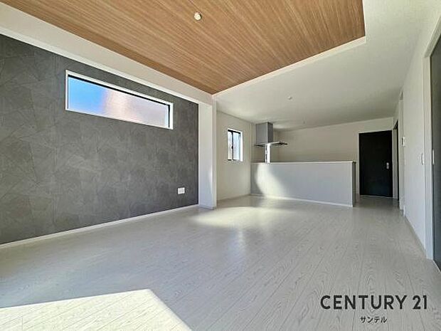 （同仕様モデル）カウンターキッチンからリビングにいるご家族やお子様の様子が見えるので、コミュニケーションがとりながら、ご家族の大切な時間を共有できるリビングスペースです♪