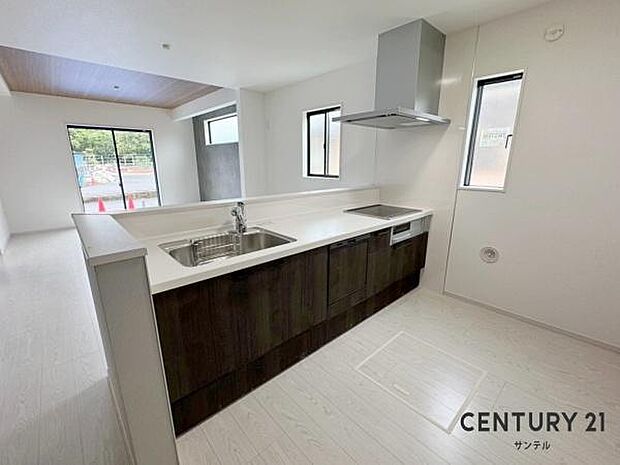 (同仕様モデル写真)シンプルで使いやすい設計のキッチン♪そしてカウンターキッチンなので、リビングいるご家族と会話を楽しみながらお料理ができます♪標準で食洗器が付いています♪