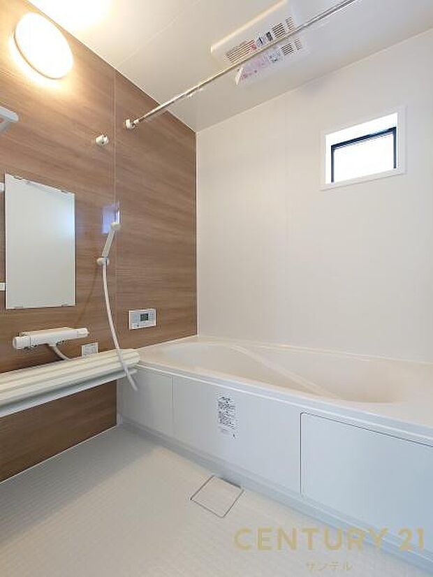 (同仕様モデル写真)1日の疲れもゆっくり取ることのできる広々とした1坪タイプのシステムバス♪浴室乾燥、涼風、暖房、換気システムが付いておりますので、快適なバスタイムを過ごせます♪