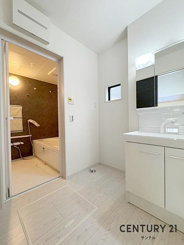 （同仕様モデル）窓の付いた清潔感のあるシンプルな洗面脱衣所♪洗面台は、三面鏡の裏も収納スペースが付いており、シャワーヘッド付き！