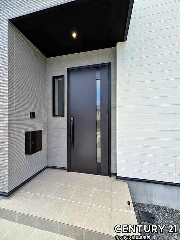 セキュリティ面でも安心なダブルロックドア玄関です♪屋根があるので、ちょっとした雨の日でも焦ることなく鍵や傘の開け閉めができます♪