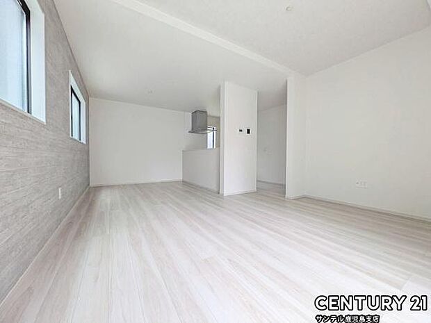 19.2帖のリビングです♪明るく、落ち着きのあるリビング♪ダイニングスペースも含めてゆとりのあるスペースで、ご家族でお食事や団らんしたり、ゆったりとしたご家族の時間を過ごせます♪