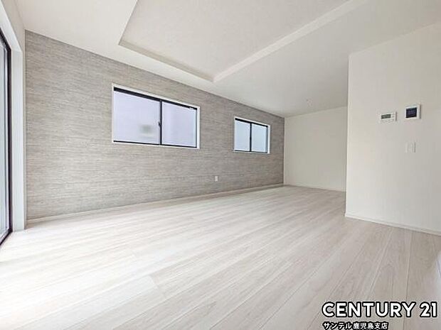 19.2帖のリビングです♪明るく、落ち着きのあるリビング♪ダイニングスペースも含めてゆとりのあるスペースで、ご家族でお食事や団らんしたり、ゆったりとしたご家族の時間を過ごせます♪