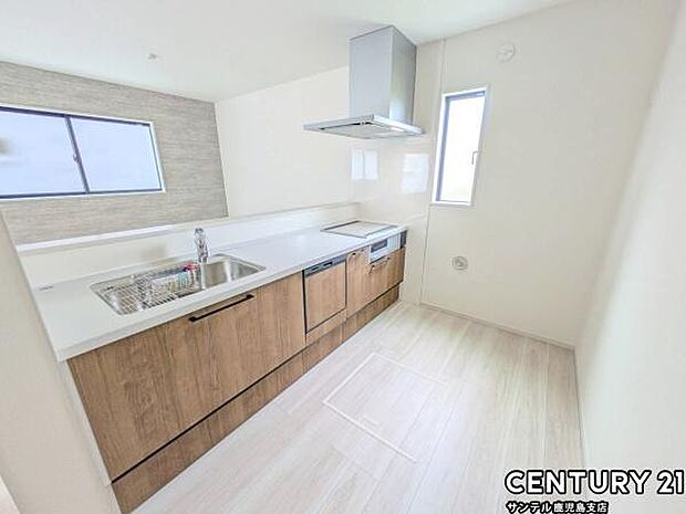 シンプルで使いやすい設計のキッチン♪そしてカウンターキッチンなので、リビングいるご家族と会話を楽しみながらお料理ができます♪標準で食洗器が付いています♪