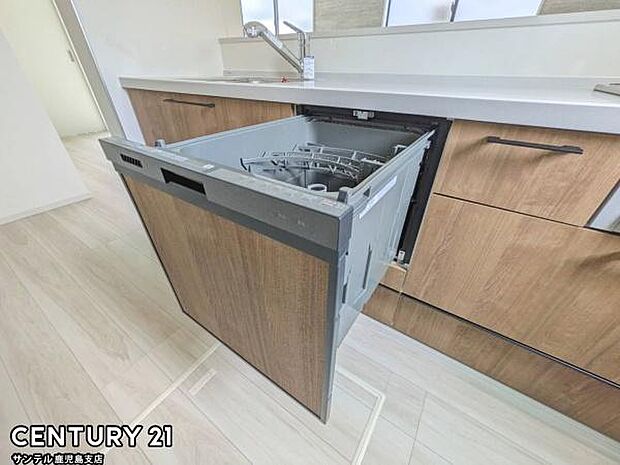 手荒れを防いで、家事の時間も削減できる食洗機付き♪高水温で洗浄をするので、衛生面的にも安心で♪片付けの時短にもなるので大活躍間違いなしです♪