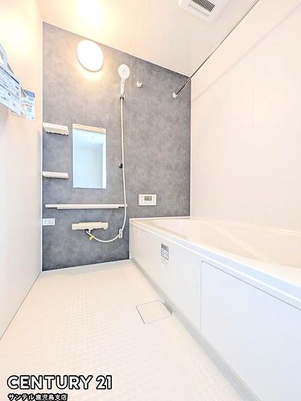 1日の疲れもゆっくり取ることのできる広々とした1坪タイプのシステムバス♪浴室乾燥、涼風、暖房、換気システムが付いておりますので、快適なバスタイムを過ごせます♪