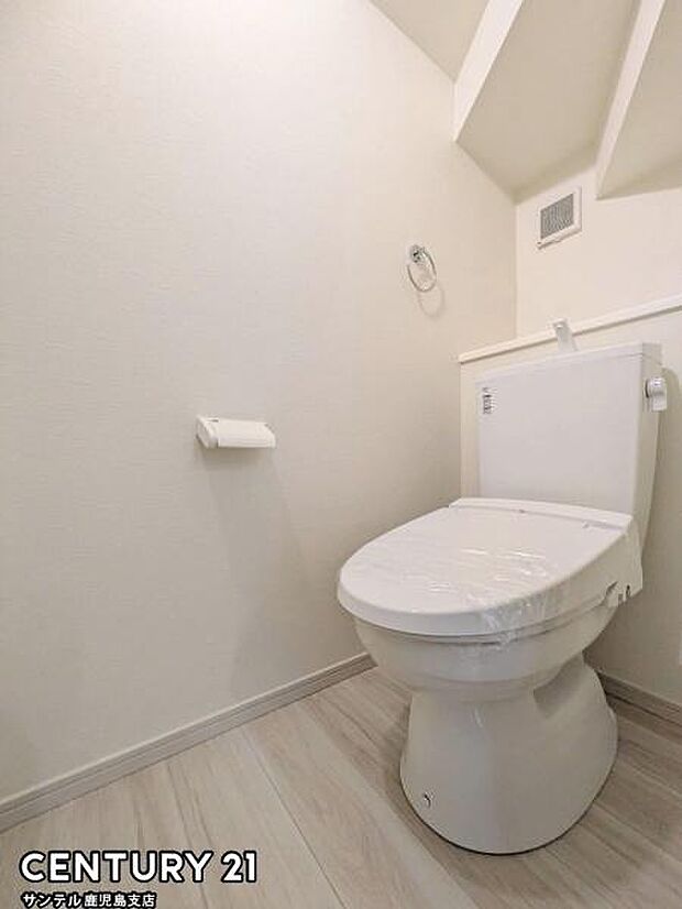 1階のウォシュレットが付いた広々として落ち着いた空間のお手洗いになります♪